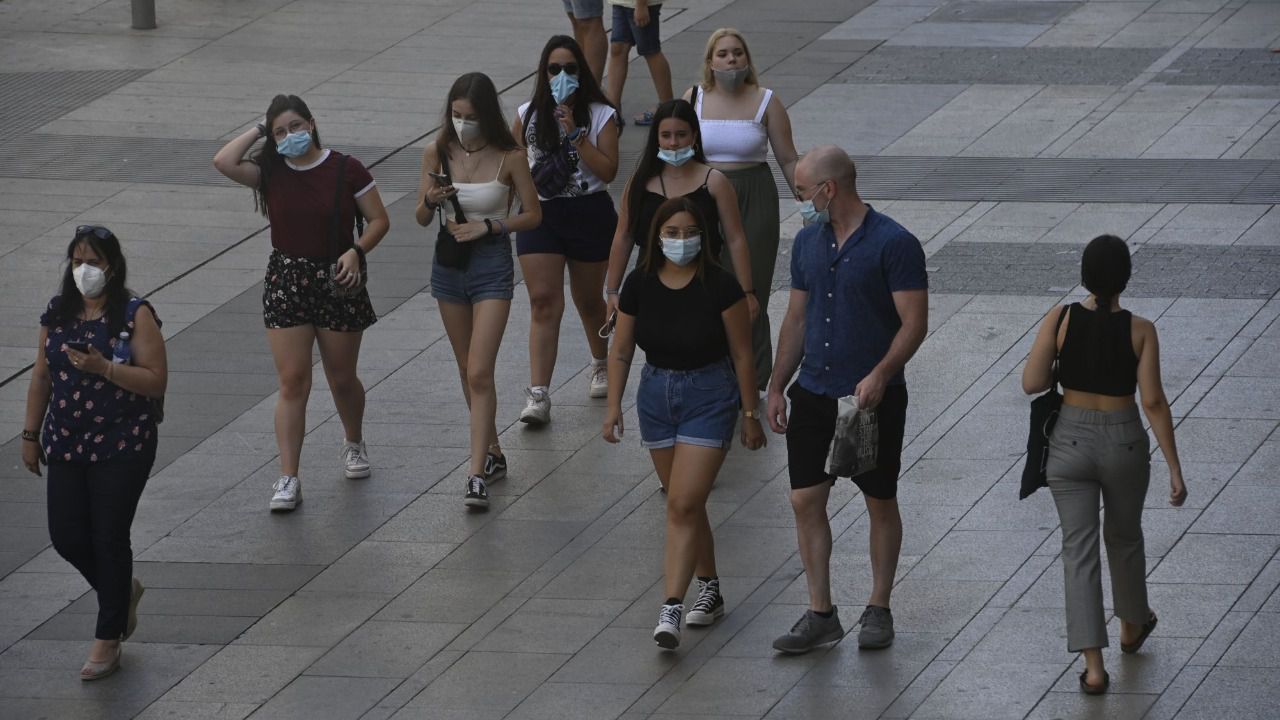 Gente con mascarilla por la calle (Foto: Chema Barroso)