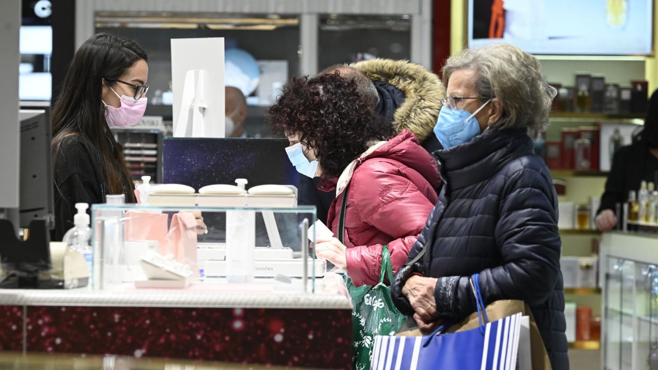 Gente con mascarilla en el interior de un comercio (Foto: Chema Barroso)