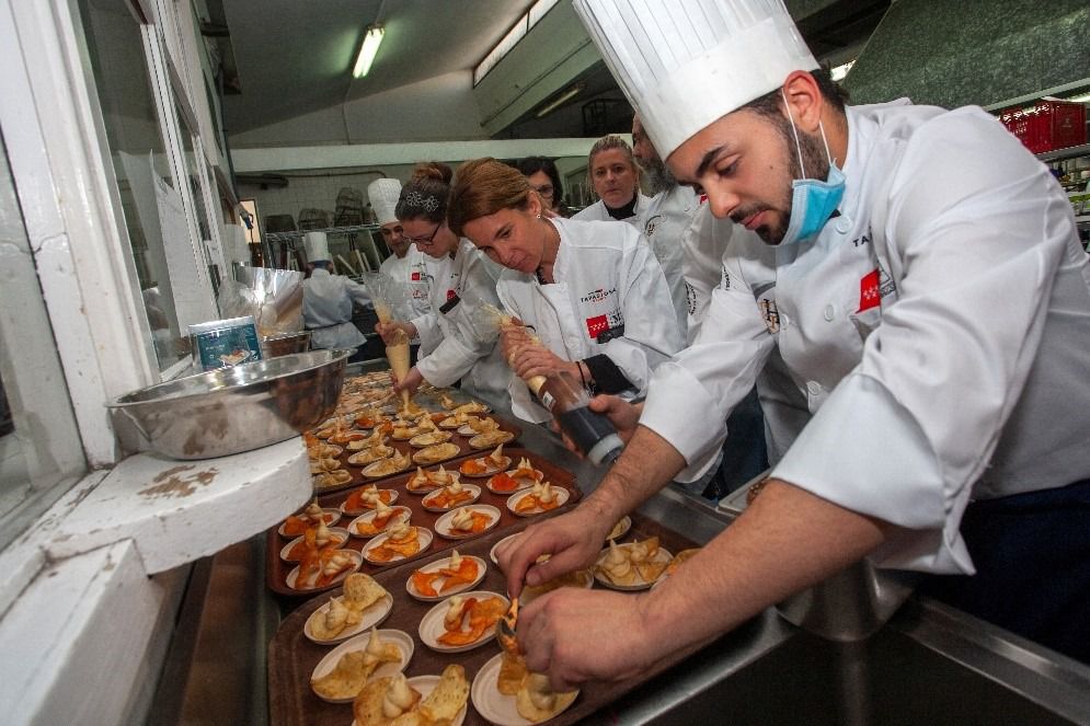Cocineros trabajando en una pasada edición de Tapasiona (Foto: ASEACAM)