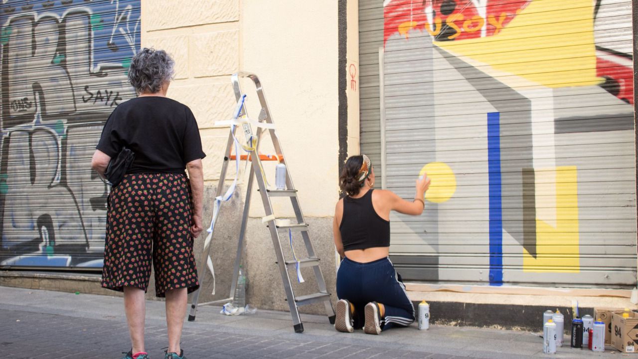 Una de las obras de arte urbano en el barrio de Malasaña