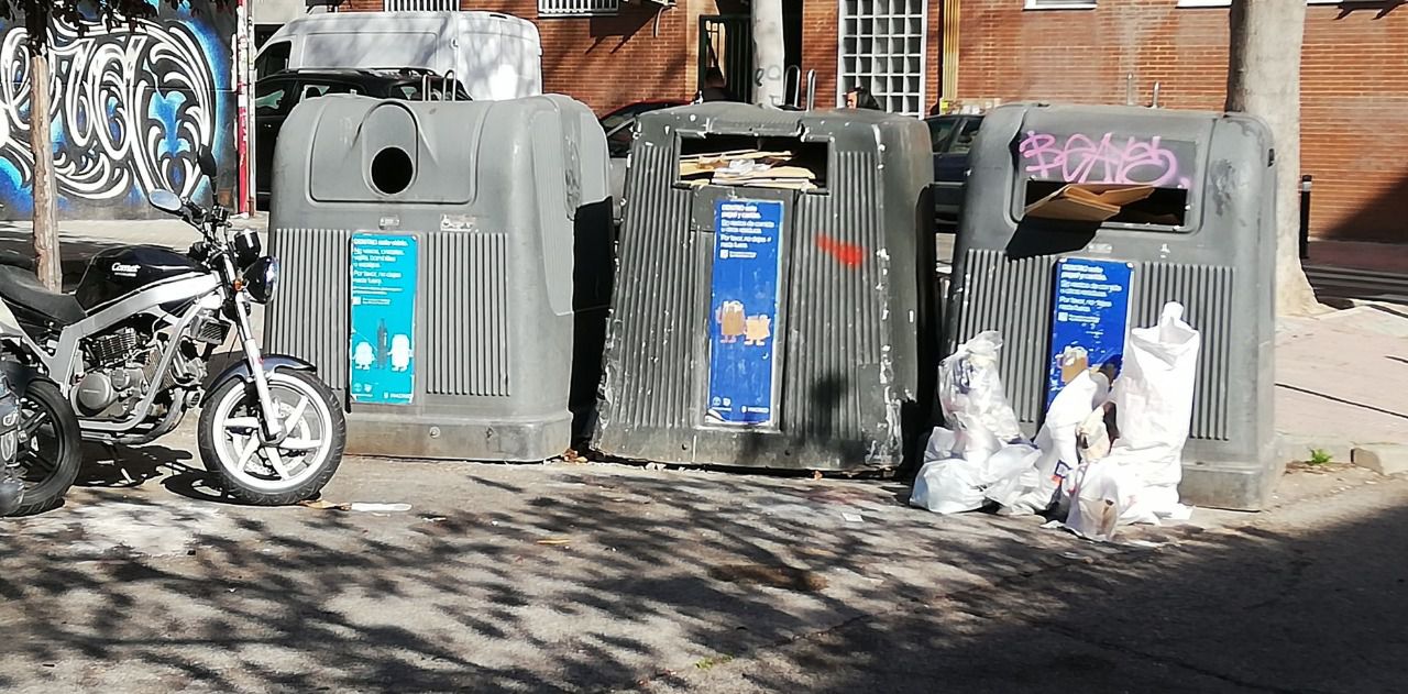Basura en las calles de Pradolongo. Fuente: Vecinos de Usera