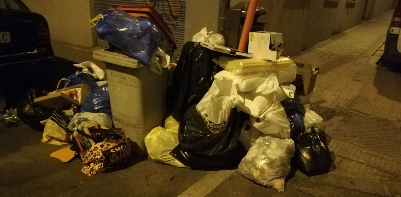 Basura en las calles de Pradolongo. Fuente: Vecinos de Usera