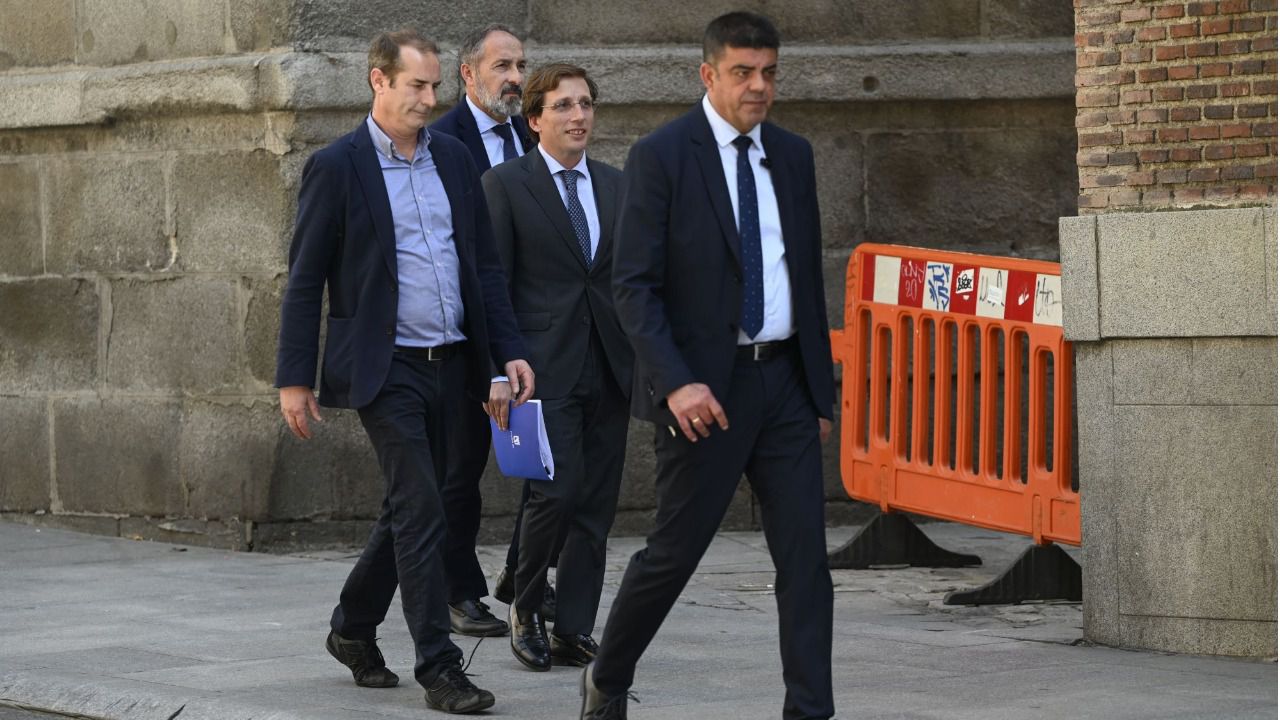 Almeida llegando a la comisión de investigación. Foto: Chema Barroso.