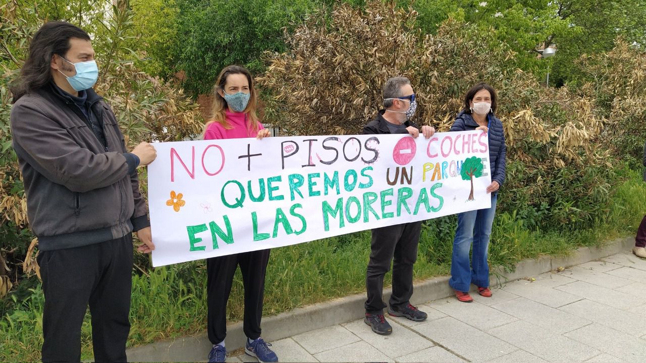 Los vecinos con una pancarta en la que piden un parque y no la construcción de pisos