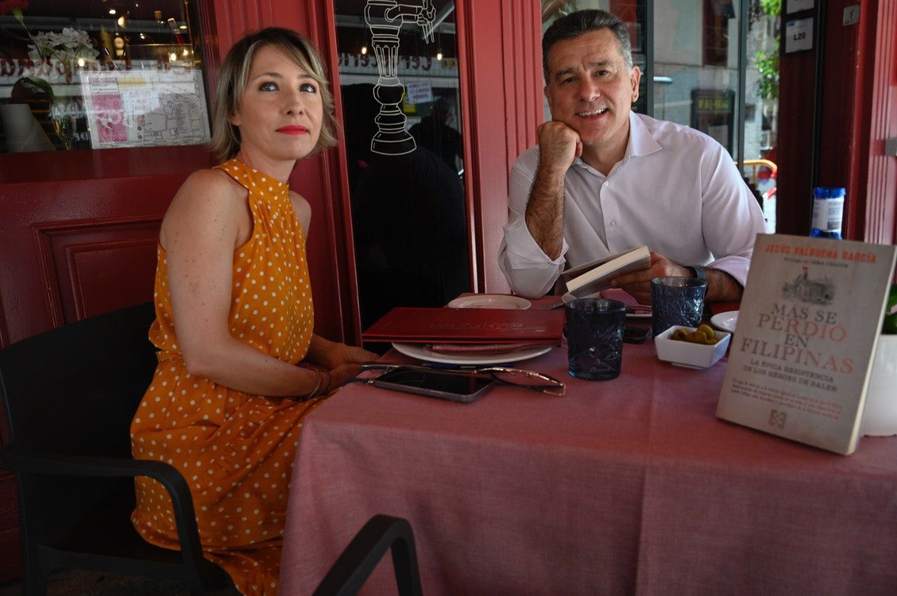 María Cano, directora de Madridiario, y Jesús Valbuena, autor del libro