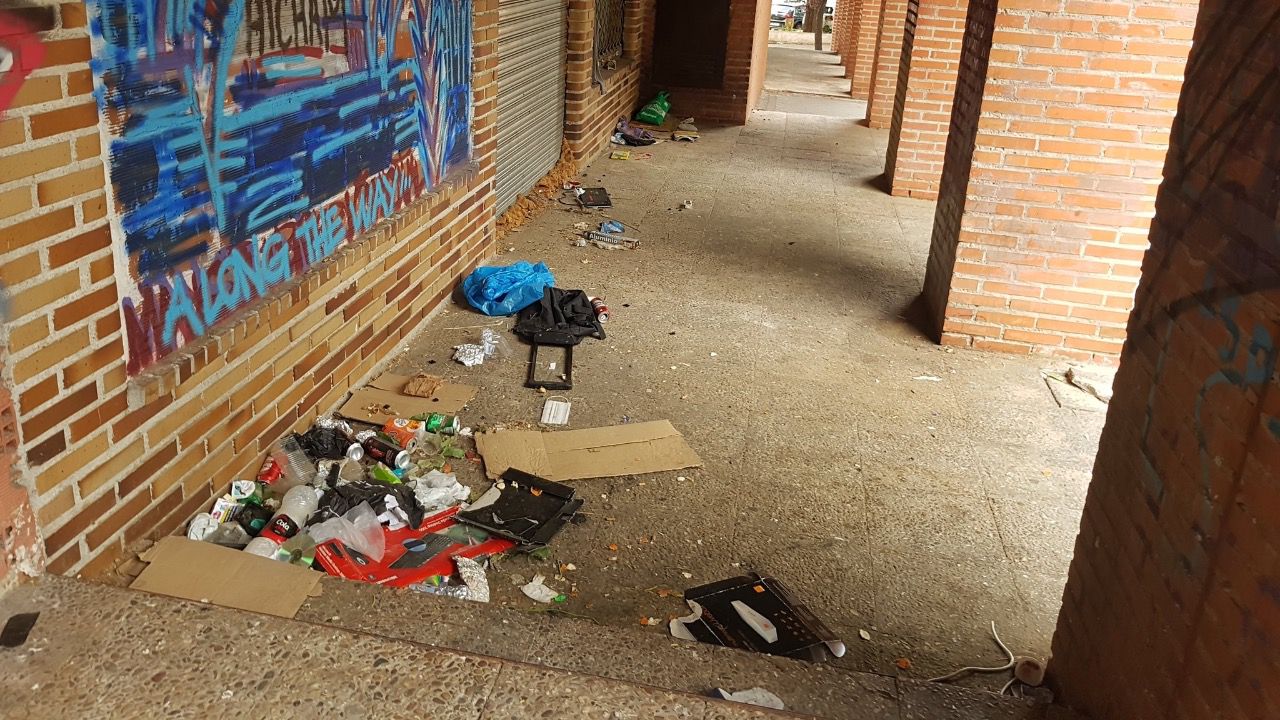 Suciedad en San Blas-Canillejas (Autor: AV Un Tobogán en Simancas)