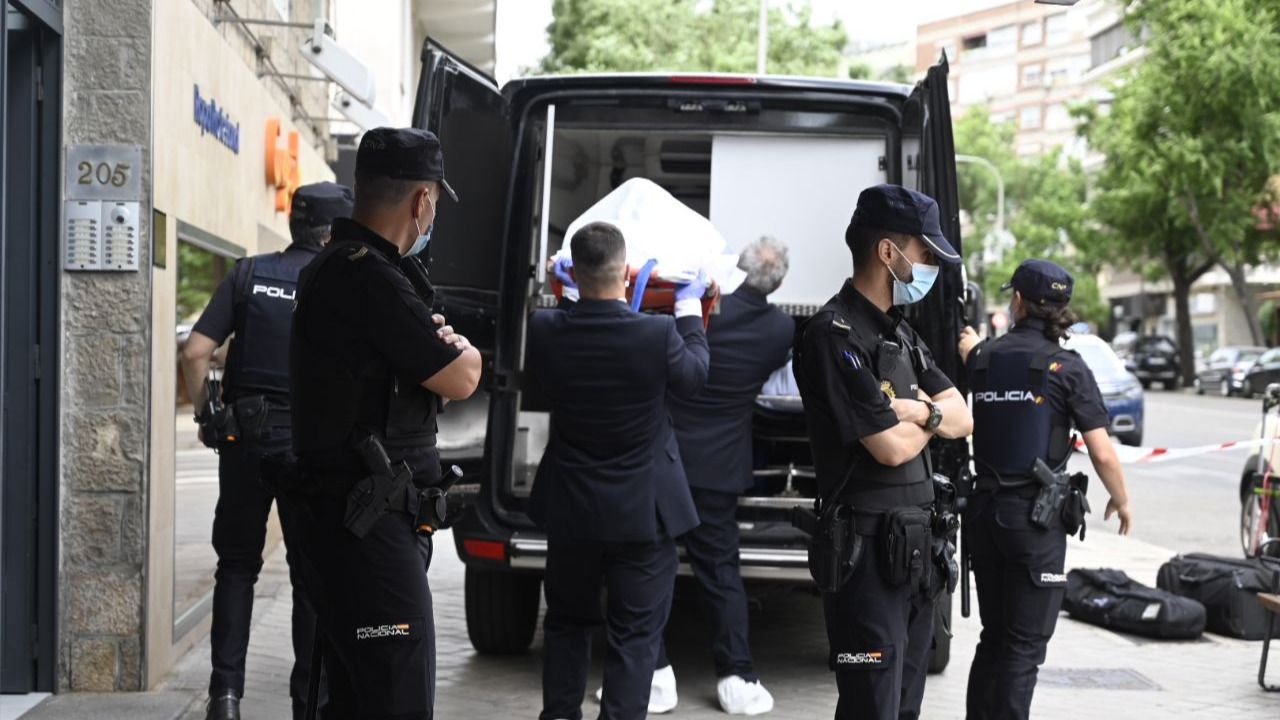 Los servicios funerarios trasladan los cadáveres (Foto: Chema Barroso)