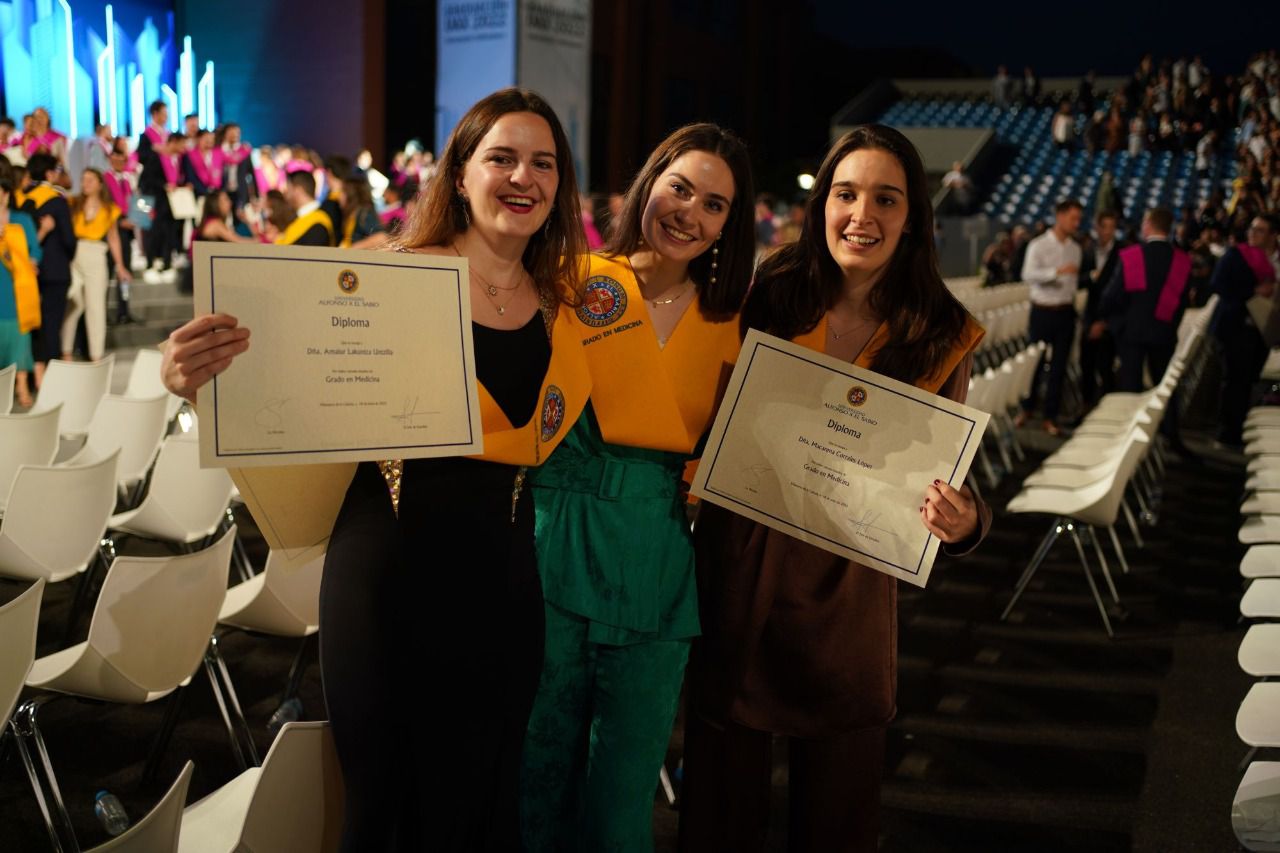 Tres jóvenes recién diplomadas
