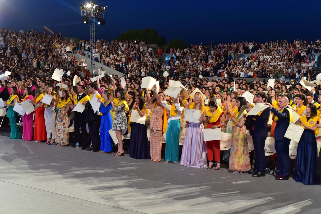 Estudiantes recogiendo su diploma