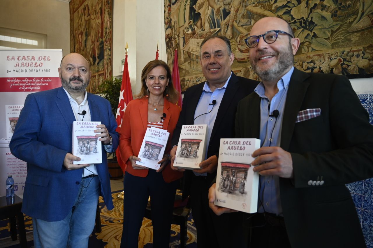 Daniel Waldburguer, autor del libro, junto a Constantino Mediavilla, presidente del grupo Madridiario, Almudena Maíllo, delegada de Turismo del Ayuntamiento de Madrid y José Fernández, concejal de Distrito Centro
