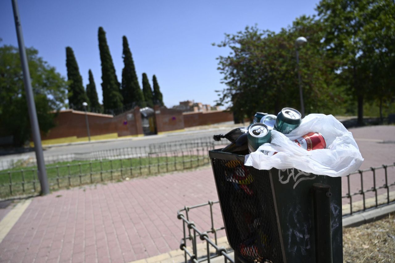 Papelera rebosantes de basura en el Parque de Valdebernardo (Foto: Chema Barroso)