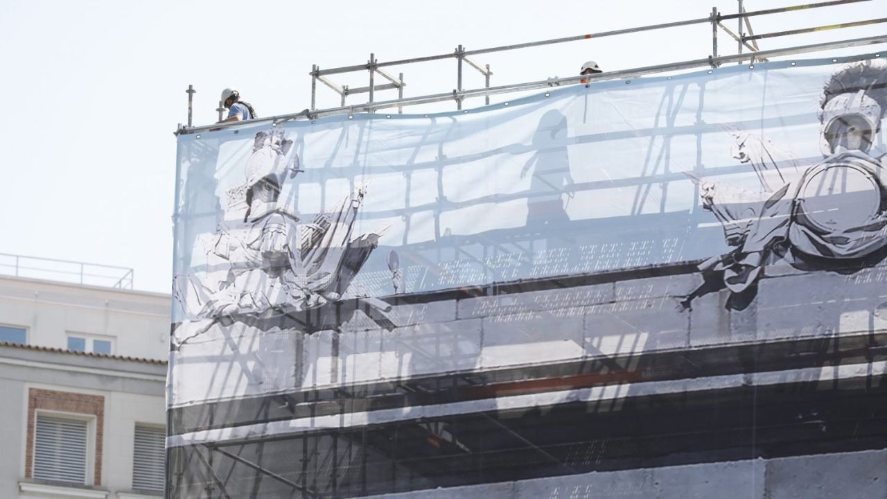 Parte de la lona que cubre la Puerta de Alcalá (Foto: Ayuntamiento de Madrid)
