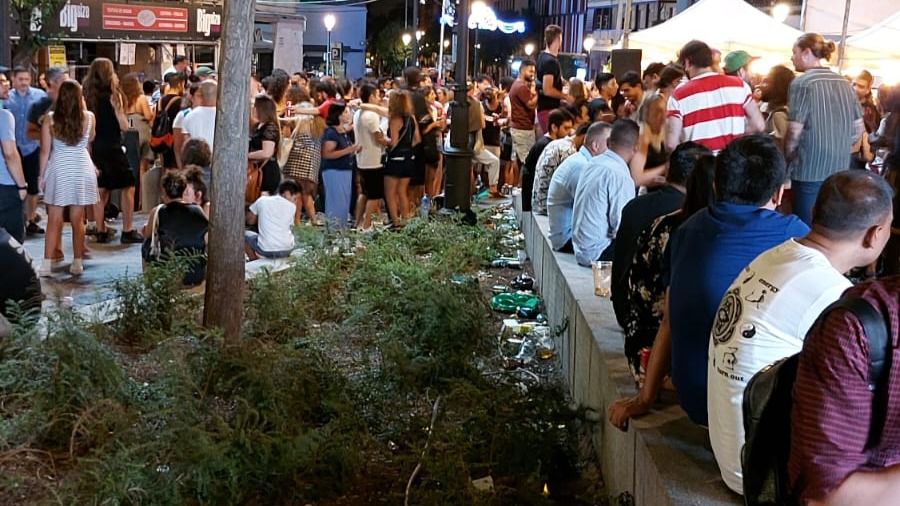 La Plaza de Lavapiés en la noche del 10 de agosto, primer día de fiestas de San Lorenzo (Foto: Víctor Manuel Rodríguez-Izquierdo)