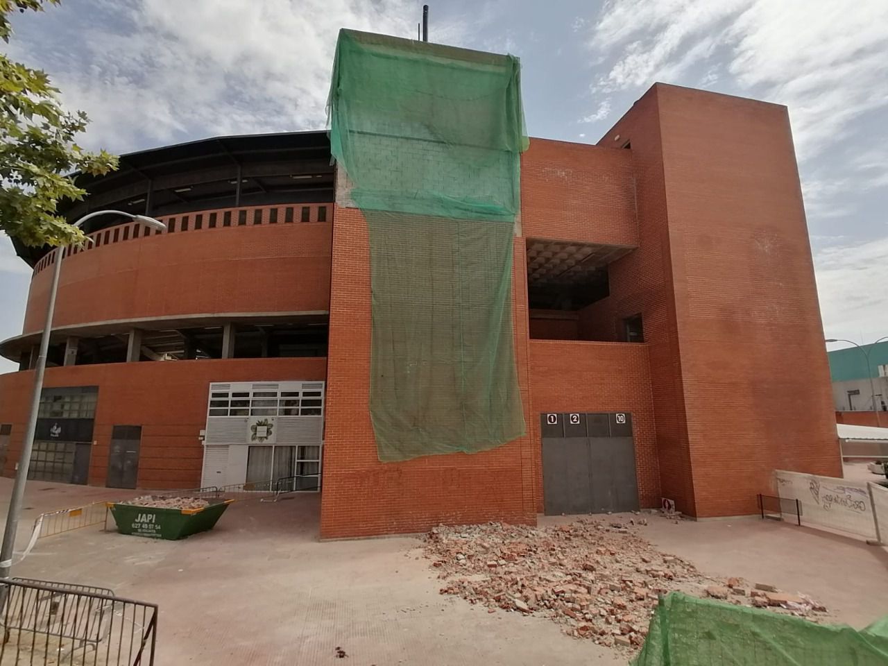Desprendimiento de la fachada en la Plaza de Toros de Alcalá (Foto: @AlcalAntitauri1)