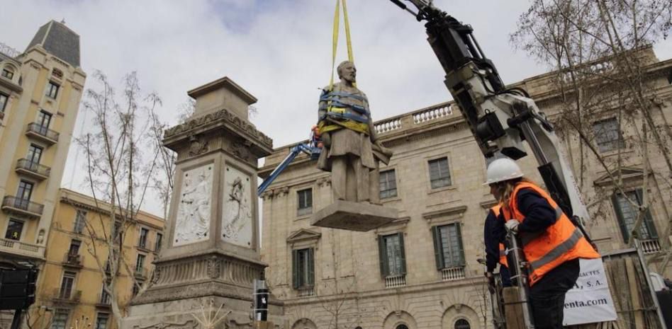 Retirada de la estatua de Antonio López en Barcelona