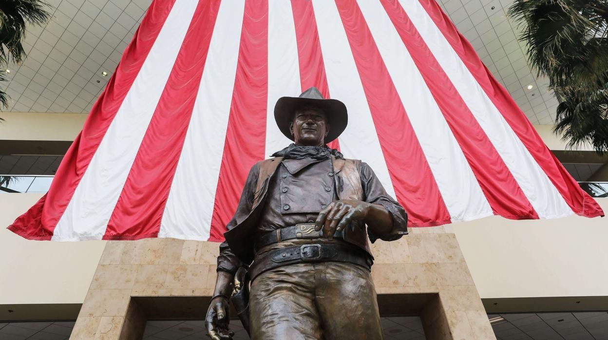 Estatua de John Wayne en el aeropuerto de Orange