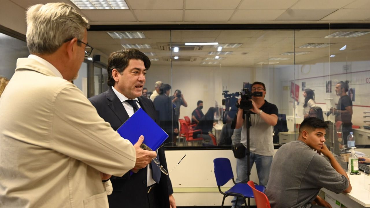 El consejero de Transportes e Infraestructuras de la Comunidad de Madrid, David Pérez, en el intercambiador de Príncipe Pío