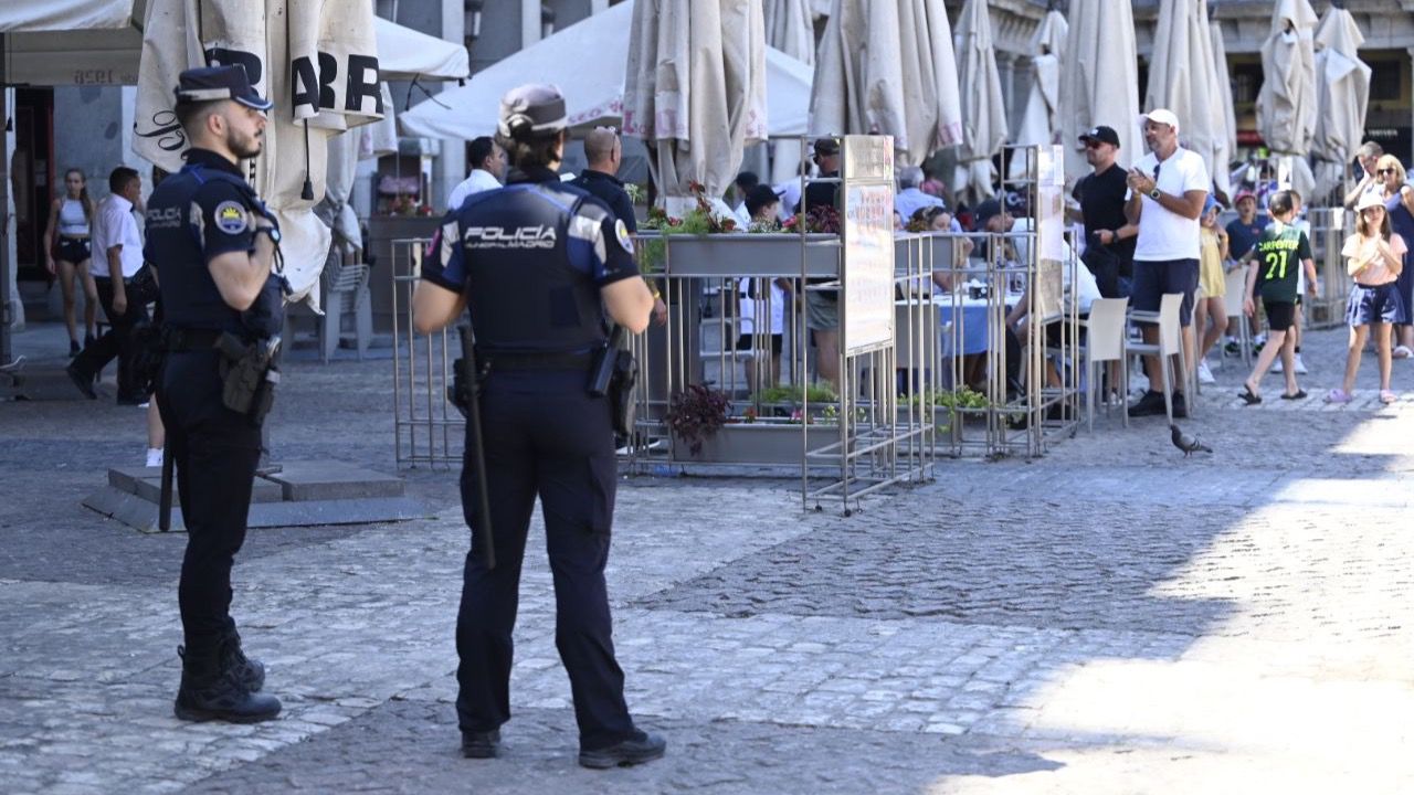 Agentes de la Policía Municipal ante la terraza de un bar de la Plaza Mayor. Foto: Chema Barroso
