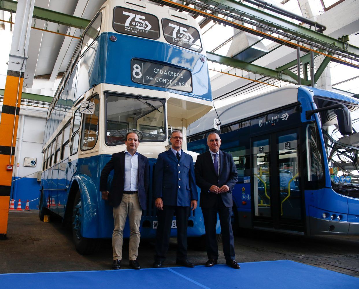 El delegado de Medio Ambiente y Movilidad, Borja Carabante, y el director gerente de la EMT, Alfonso Sánchez, presentan el nuevo uniforme (Foto: Ayuntamiento de Madrid)