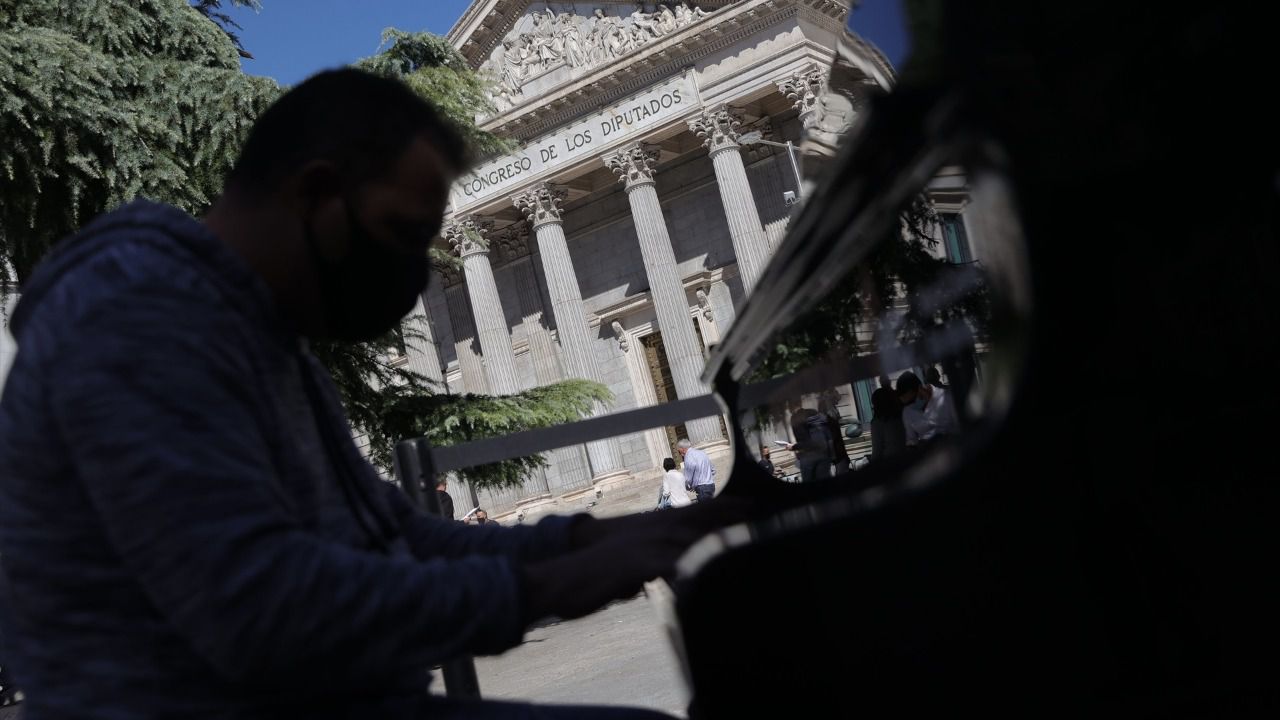 Un hombre toca uno de los pianos de cola de la iniciativa ‘Tu ciudad se llena de pianos’. Foto: Eduardo Parra - Europa Press