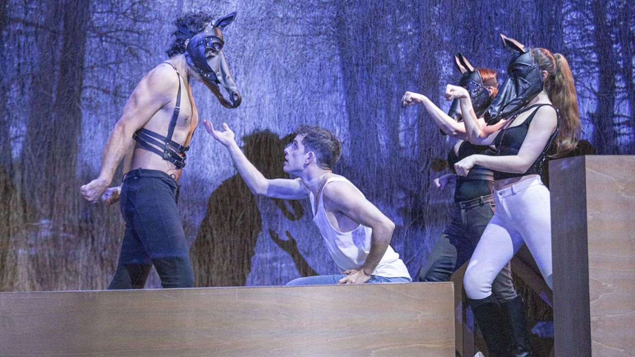 Un momento de la obra teatral 'Equus'. Foto: Antonio Castro