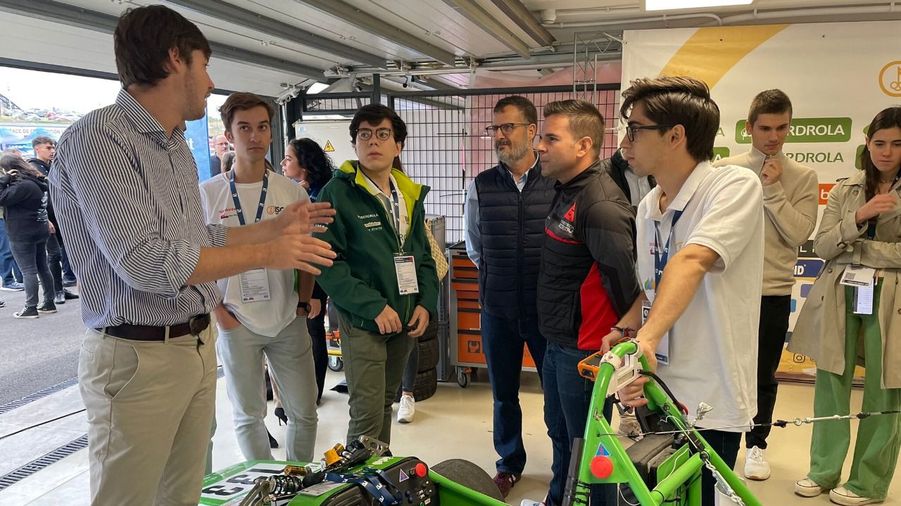 Uno de los equipos del MadridMotorStudent con el mecánico Ángel Gaitán. Foto: MadridMotorStudent