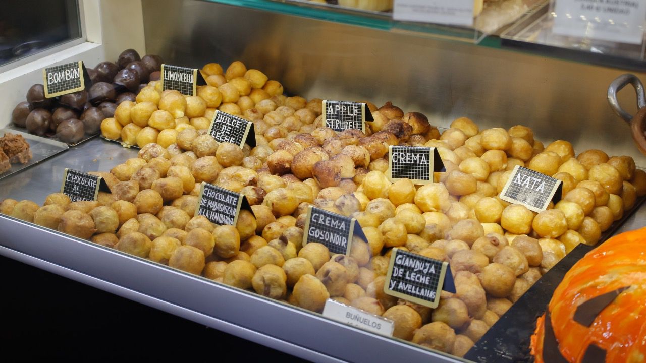 Variedad de buñuelos de la Pastelería Nuños. Foto: Salva Pons