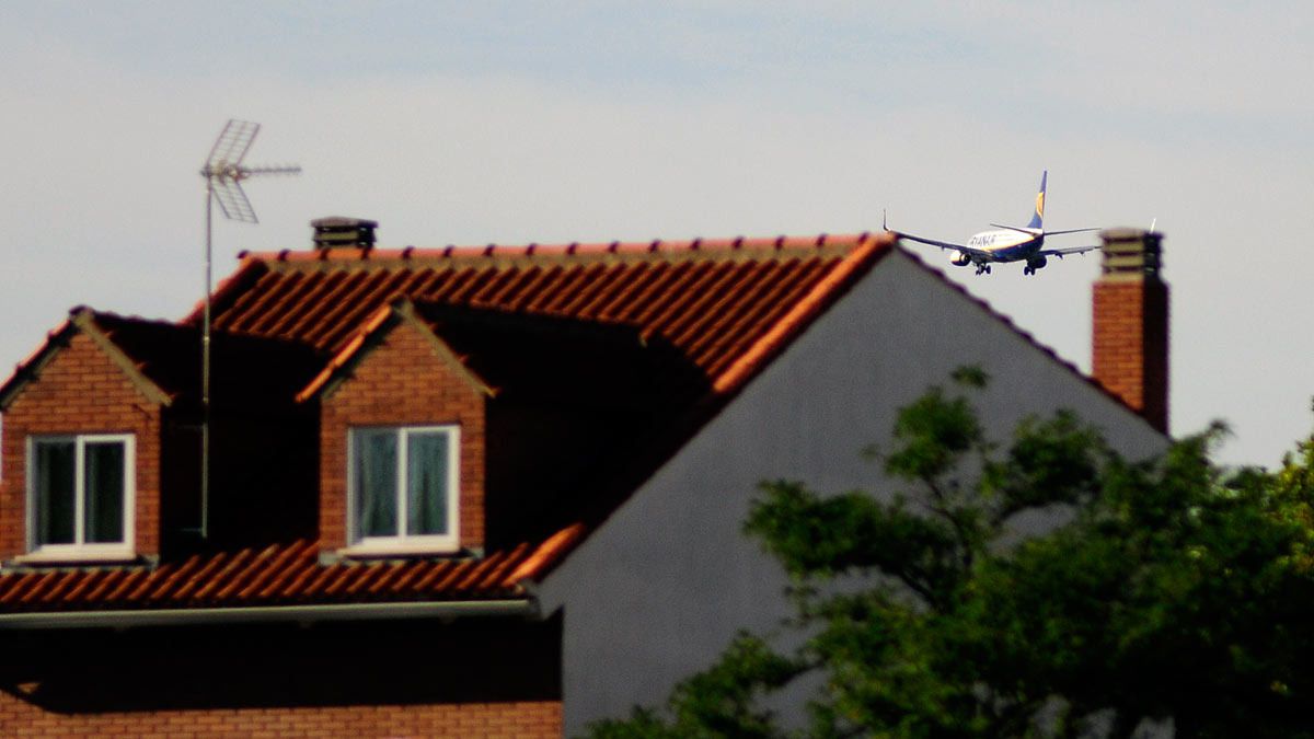 Un avión sobrevuela San Fernando de Henares (Foto:Juan Luis Jaén)