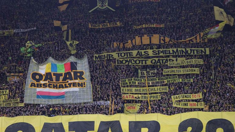 La afición del Borussia de Dortmund pidiendo el boicot