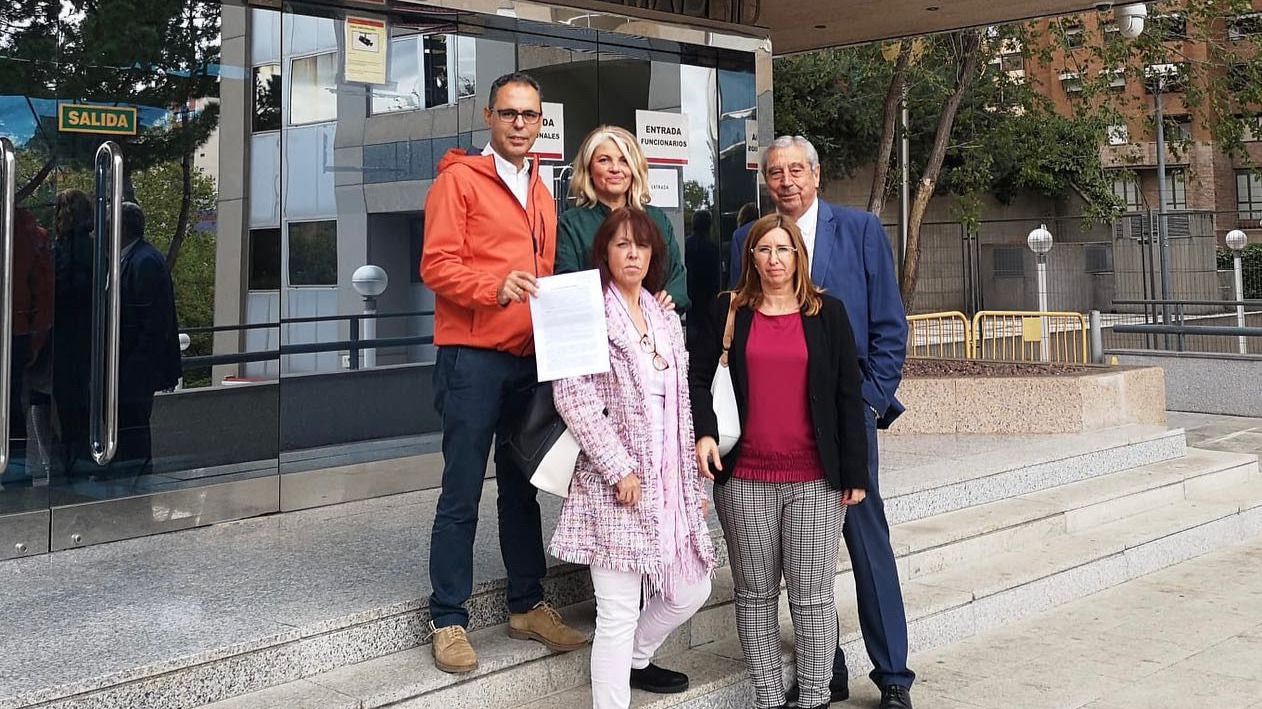 Oposición en Valdemorillo se fotografía con la denuncia a las puertas de la Audiencia Provincial (Foto: PSOE de Valdemorillo)