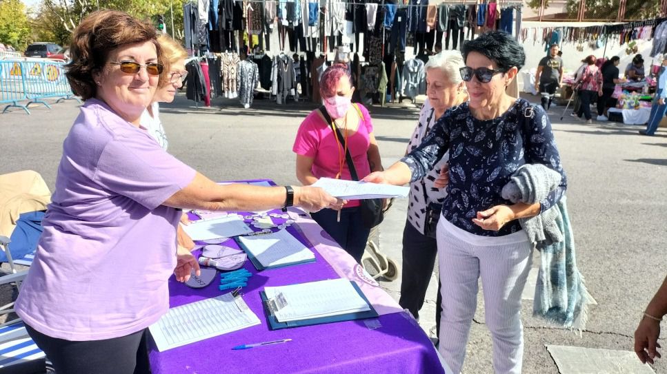 Recogida de firmas en el mercadillo de San Blas. Foto: CecSbc