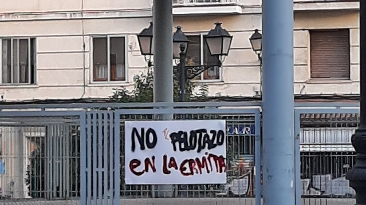 Protesta de los vecinos por el proyecto de la Ermita del Santo. Foto: Europa Press