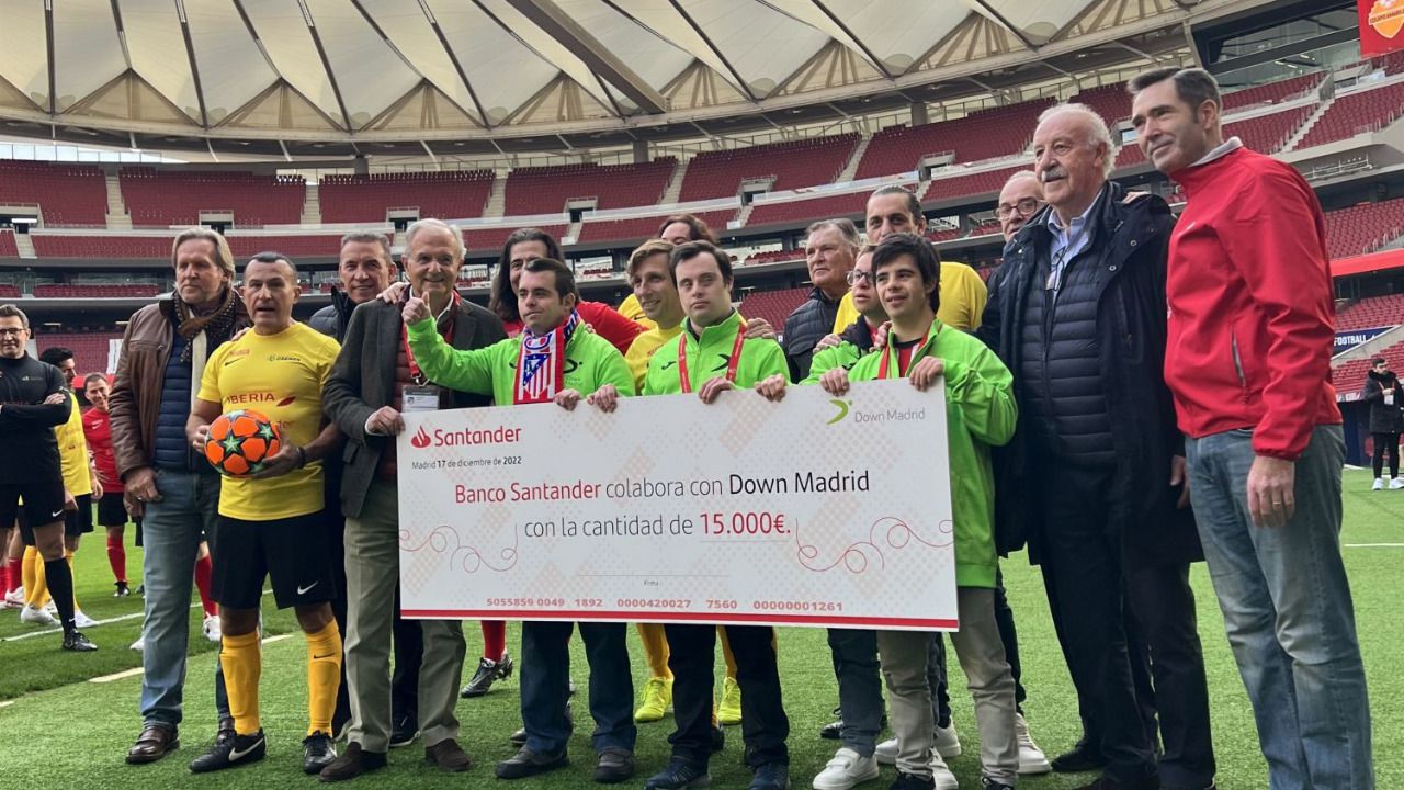 Banco Santander ha colaborado con un cheque por valor de 15.000 euros (Foto: Banco Santander)