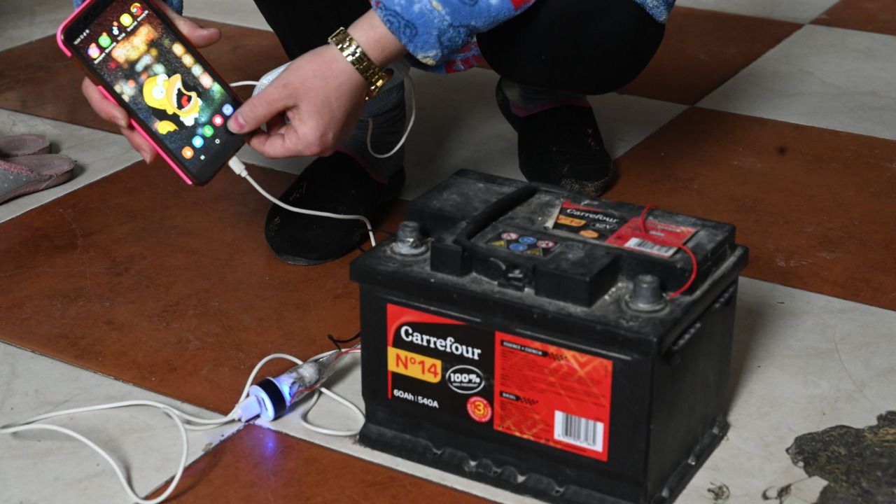 Carga de móvil con generador eléctrico (Foto: Chema Barroso)