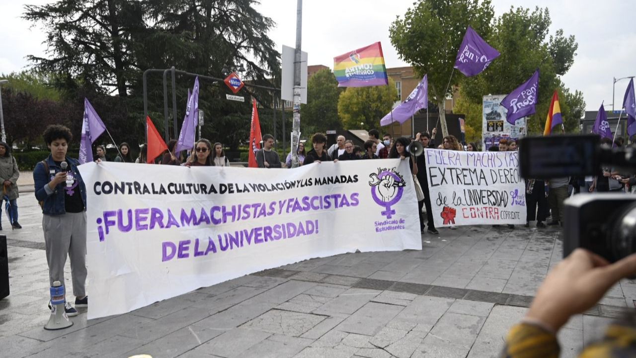 Concentración de estudiantes por lo ocurrido en el Colegio Mayor Elías Ahuja 