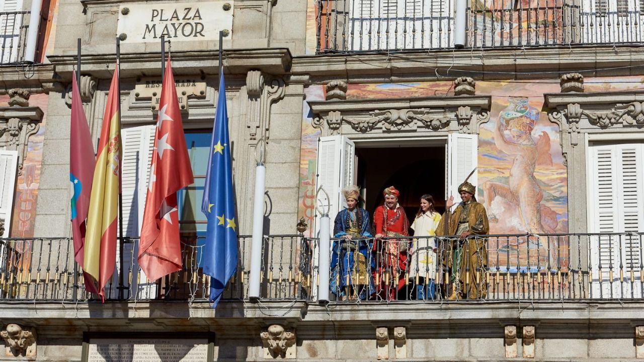 Andrea Levy con los Pajes Reales en la Plaza Mayor. Foto: Ayuntamiento de Madrid