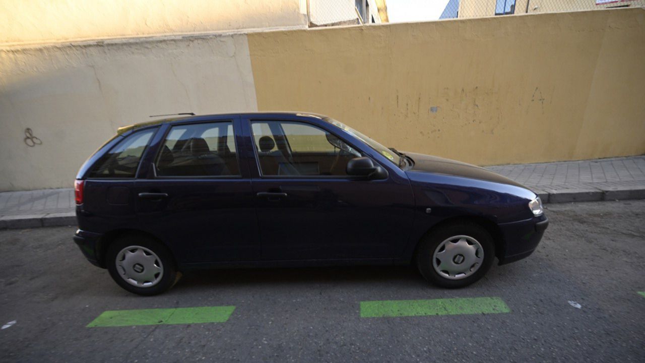 Coche estacionado en 'zona verde' (Foto: Chema Barroso)