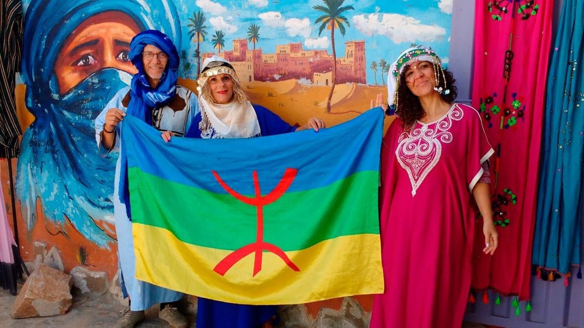 Miembros de la Comunidad Amazigh con su bandera