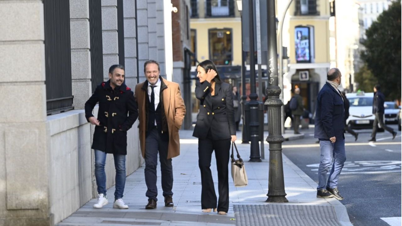 Begoña Villacís llega a la comparecencia en el hotel Urso acompañada por el delegado de Desarrollo Urbano, Mariano Fuentes. 