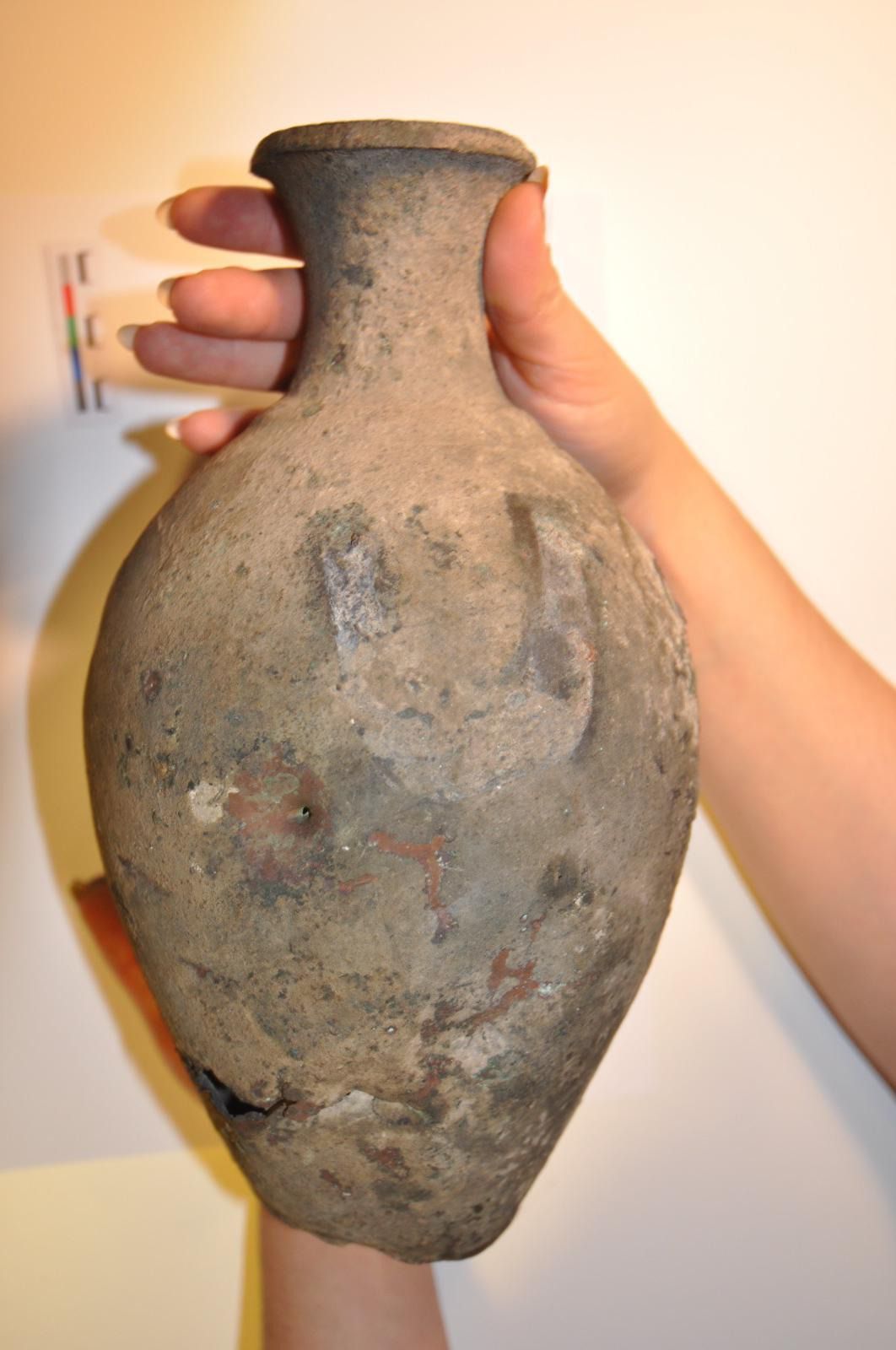 Ánfora de bronce encontrada en Carabanchel y expuesta en el Museo Arqueológico Nacional (Foto: Sonia Dorado)