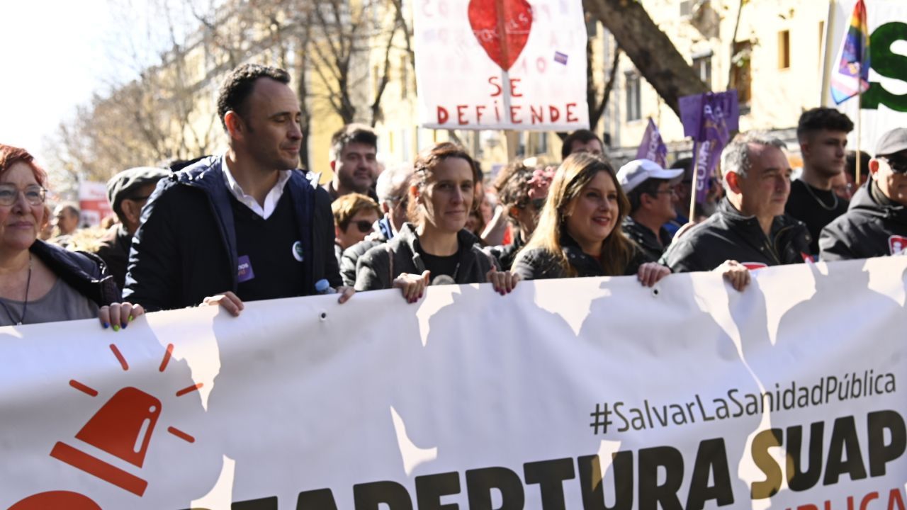 Representantes de Podemos en el transcurso de la marcha (Foto: Chema Barroso)