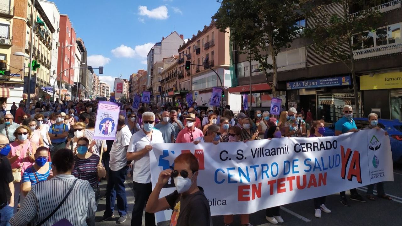 Los vecinos de Cuatro Caminos exigen la apertura del centro de salud Villaamil. (Foto: Izquierda Unida).
