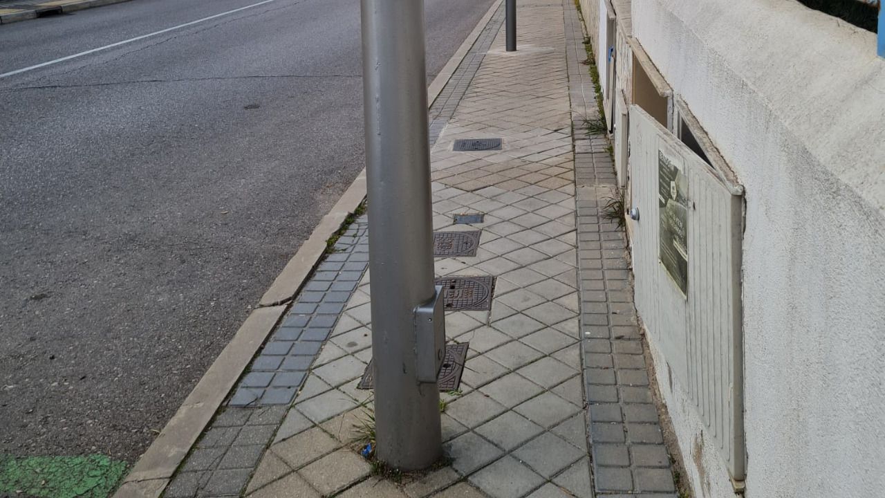 Obstáculos calle Vía Límite. (Foto: Chema Barroso)