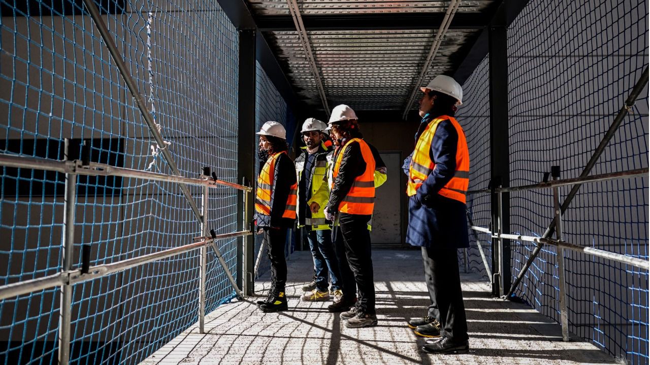 Ayuso contempla el desarrollo de los trabajos (Foto: Comunidad de Madrid)