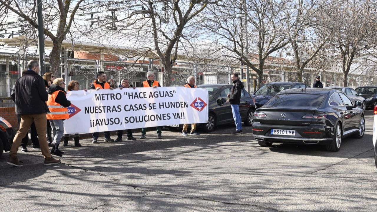Afectados por la Línea 7B de Metro se dirigen a Ayuso a su salida del acto (Foto: Chema Barroso)