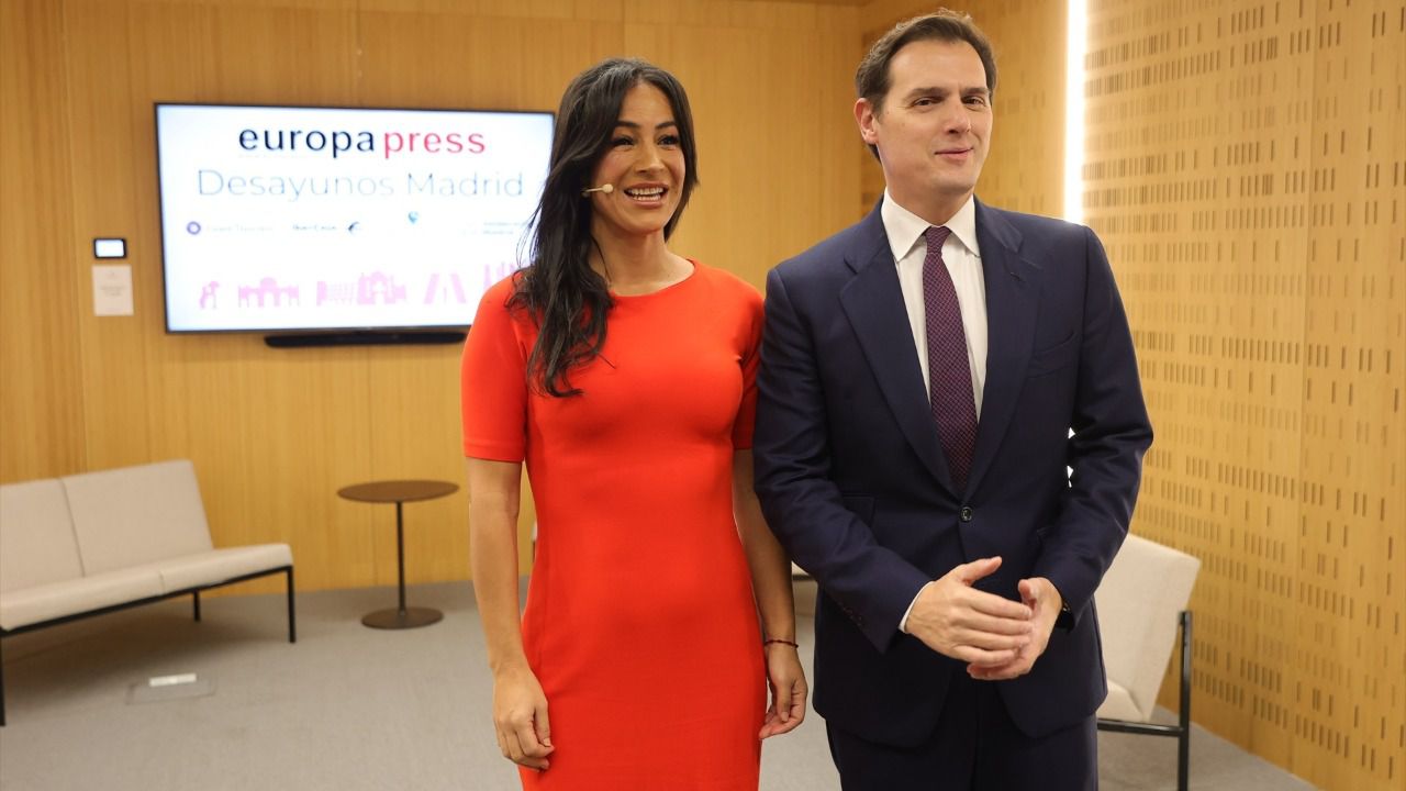 Begoña Villacís junto a Albert Rivera en el desayuno. Foto: Jesús Hellín/ Europa Press.