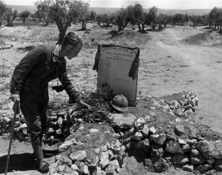 Monumento inicial de los caídos británicos en la Batalla del Jarama