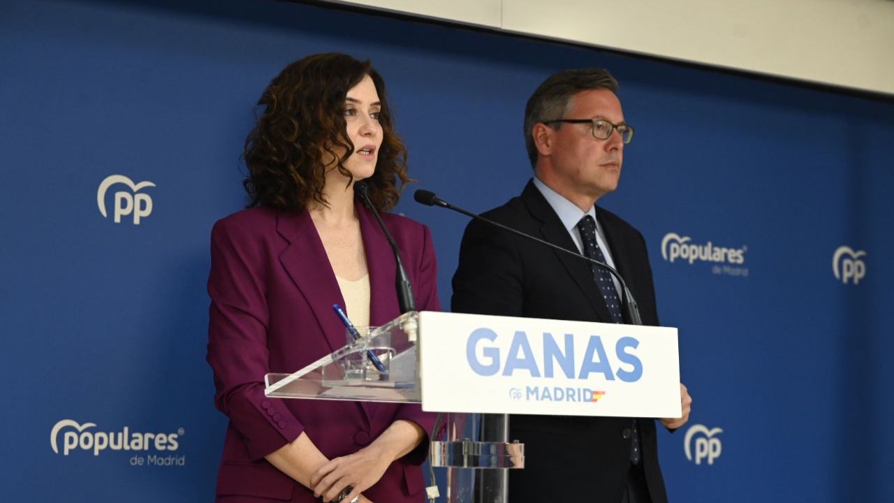 Ayuso y Serrano durante la intervención de la presidenta (Foto: Chema Barroso)