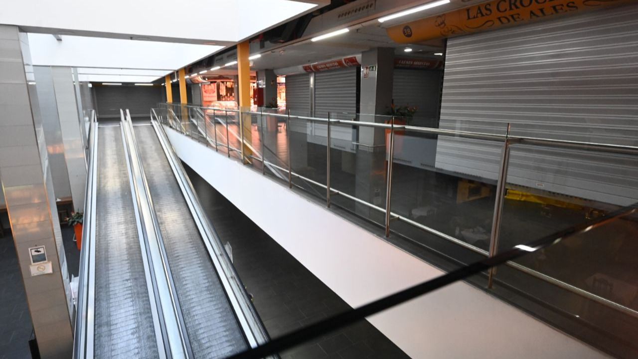 Alguno de los puestos cerrados (Foto: Chema Barroso)