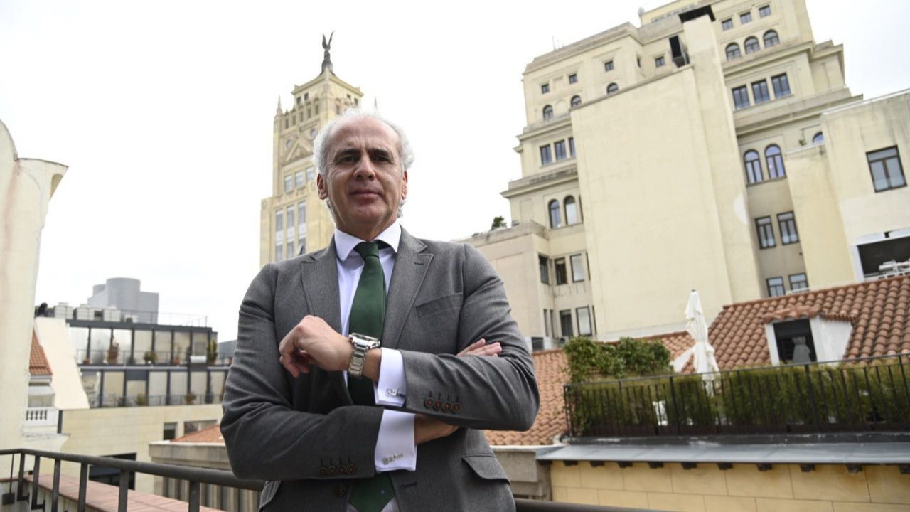 Escudero posa para Madridiario tras la entrevista (Foto: Chema Barroso)